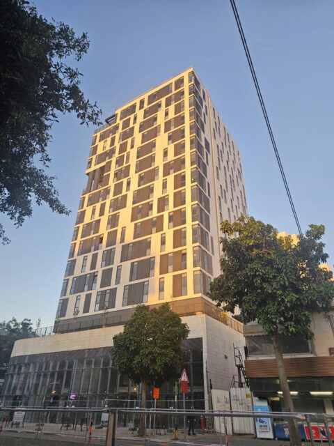 מבנה מעונות הסטודנטים במכון וויצמן ברחובות ,מבט מהרחוב